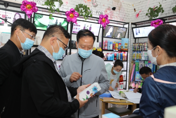 自治區(qū)藥監(jiān)局黨組書記、局長張鈺祥（右二），黨組成員、副局長劉洪彬（左二）一行在伊犁州鞏留縣檢查化妝品經(jīng)營門店。 馬少賓攝_wps圖片