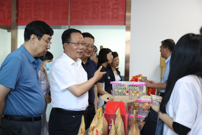 新疆維吾爾自治區(qū)藥監(jiān)局黨組書記、局長張鈺祥（左二）等局領(lǐng)導(dǎo)帶頭搶購。（馬少賓 攝）