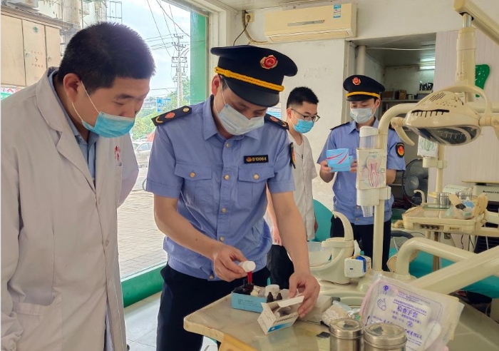 圖為7月15日該局執(zhí)法人員正在一鄉(xiāng)鎮(zhèn)口腔診所檢查藥械。