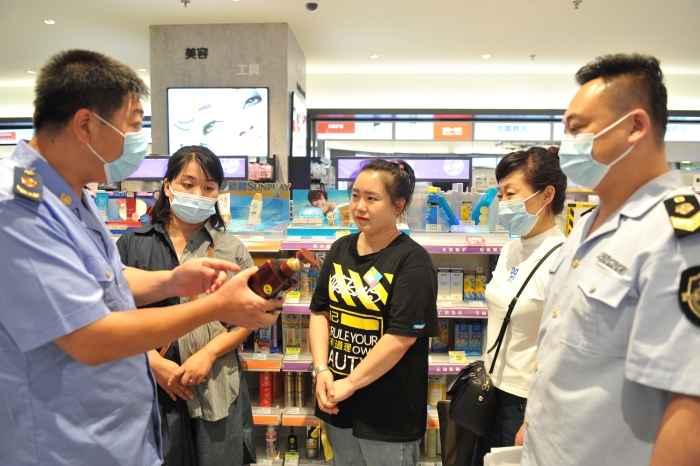 圖為該局工作人員在抽檢現(xiàn)場向化妝品經(jīng)營單位宣傳新出臺的《化妝品監(jiān)督管理條例》_1488