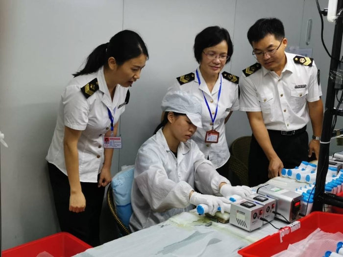 工作人員在檢查紅外體溫計(jì)、口罩生產(chǎn)企業(yè)。