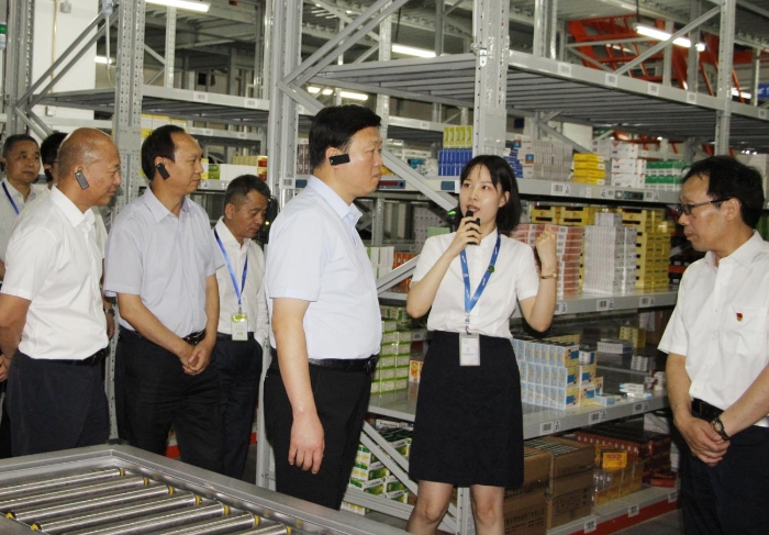 陜西省藥監(jiān)局領(lǐng)導(dǎo)班子，局機(jī)關(guān)各處室、直屬單位負(fù)責(zé)人及藥品流通企業(yè)法人、質(zhì)量授權(quán)人等實(shí)地參觀實(shí)訓(xùn)基地