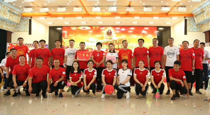 圖為吉林省藥監(jiān)局黨組書記、局長劉寶芳為“八一”趣味運(yùn)動會第一名北斗戰(zhàn)隊頒獎牌。