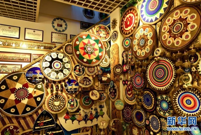 這是2019年12月16日拍攝的位于內(nèi)蒙古自治區(qū)呼倫貝爾市鄂溫克族自治旗民族文化產(chǎn)業(yè)創(chuàng)業(yè)園的太陽(yáng)姑娘工作室。 新華社記者 貝赫 攝