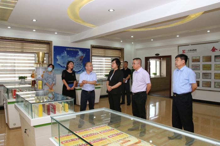 圖為吉林省藥監(jiān)局黨組書(shū)記、局長(zhǎng)劉寶芳（右三）調(diào)研藥品生產(chǎn)企業(yè)發(fā)展?fàn)顩r。