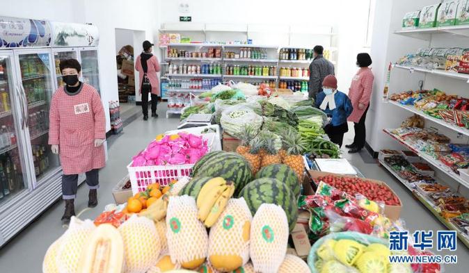 居民在鞍山市鐵東區(qū)和平街道健身社區(qū)“幸福驛站”里的超市買(mǎi)東西（3月11日攝）。 新華社記者 姚劍鋒 攝