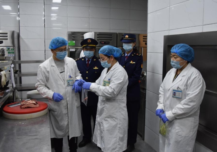 赤峰市阿魯科爾沁旗市場(chǎng)監(jiān)督管理局工作人員在轄區(qū)內(nèi)開(kāi)展食品安全抽檢。阿魯科爾沁旗市場(chǎng)監(jiān)督管理局供圖