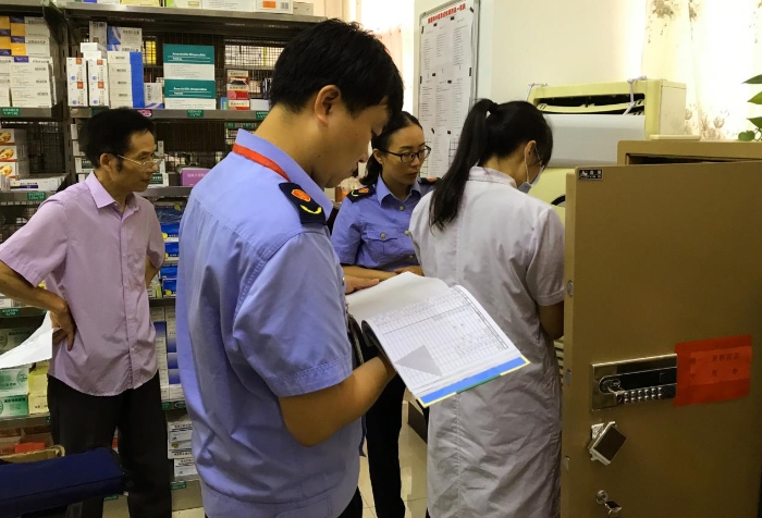 圖為該局執(zhí)法人員在一家醫(yī)院藥房檢查麻醉、精神藥品出入庫情況。