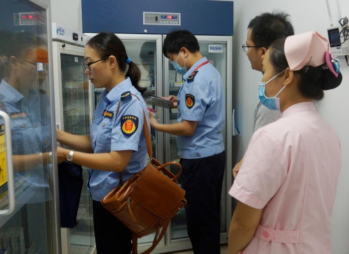 圖為該局執(zhí)法人員在一家疫苗接種單位檢查冷藏設施和疫苗養(yǎng)護情況。