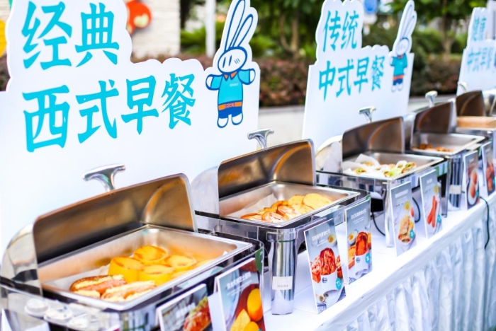 流動早餐車上的早餐品類豐富，涵蓋中式西式各類餐點。新華網(wǎng) 發(fā)