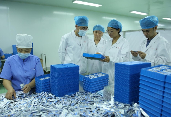 1圖為吉林省藥監(jiān)局四平檢查分局局長于秀麗帶隊（右二）在比智高藥業(yè)有限公司包裝車間檢查藥品安全。（葉陽歡攝）