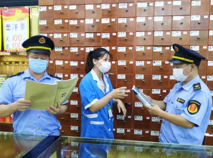 圖為執(zhí)法人員在一家零售藥店檢查中藥飲片進(jìn)貨臺(tái)賬、質(zhì)量安全等情況。