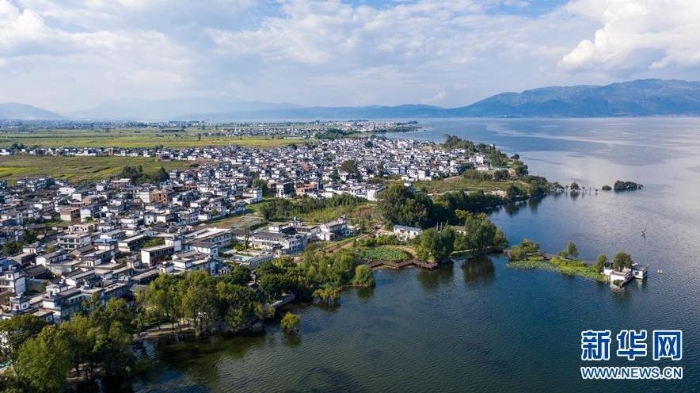 這是9月3日拍攝的云南省大理市古生村村貌與洱海風(fēng)光（無(wú)人機(jī)照片）。新華社記者 胡超 攝