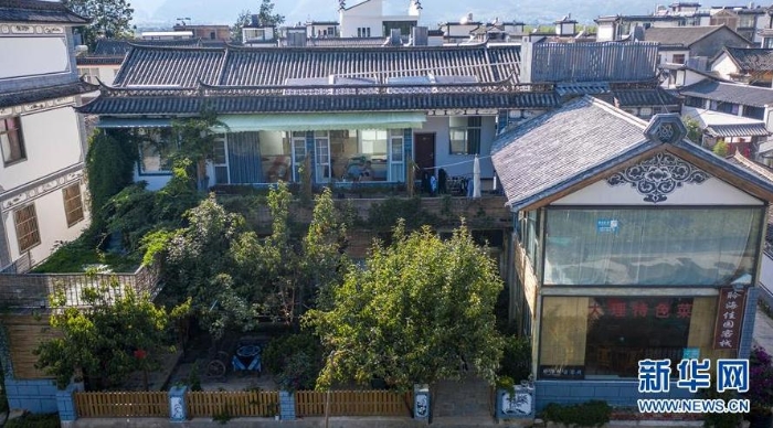 這是云南省大理市古生村村民何利成家的民宿（9月3日攝，無(wú)人機(jī)照片）。新華社記者 胡超 攝