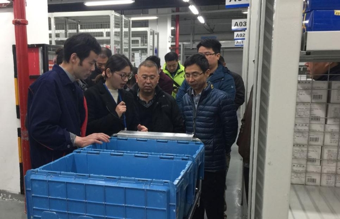 2016年12月，溫世宏（右一）赴九州通醫(yī)藥集團股份有限公司調(diào)研現(xiàn)代物流管理。