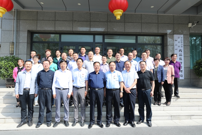 新疆維吾爾自治區(qū)藥監(jiān)局干部職工與援疆干部合影（馬少賓攝）