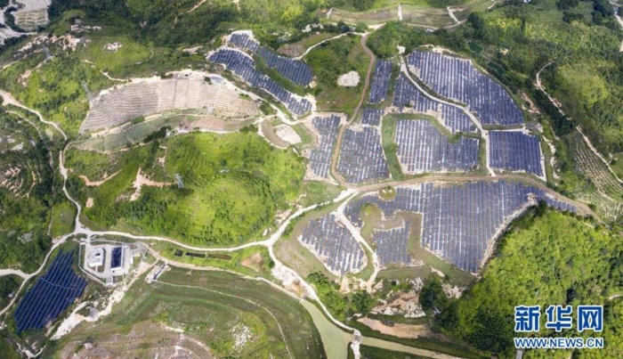 這是位于江西省尋烏縣文峰鄉(xiāng)上甲村附近的生態(tài)修復區(qū)。從前這里是大面積的廢棄稀土礦山，目前除了恢復植被外，還成為了當?shù)氐墓夥a(chǎn)業(yè)基地（7月19日攝，無人機照片）。  新華社記者 彭昭之 攝