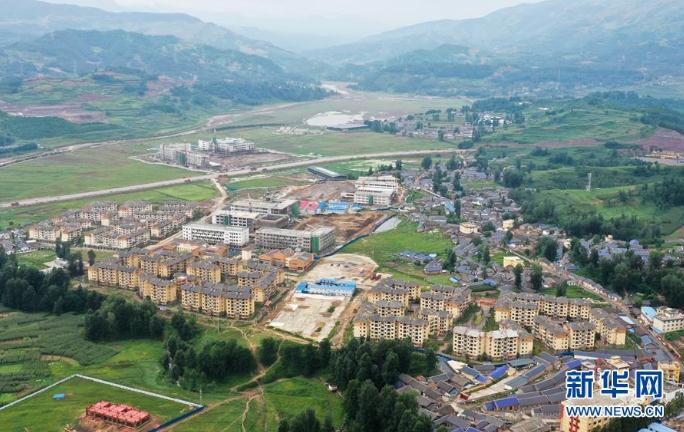 位于昭覺縣城城郊的集中安置點(diǎn)南坪社區(qū)，這里安置了來自周邊深度貧困地區(qū)28個(gè)鄉(xiāng)鎮(zhèn)的近5000名彝族群眾（8月12日攝，無人機(jī)照片）。 新華社記者 李賀 攝