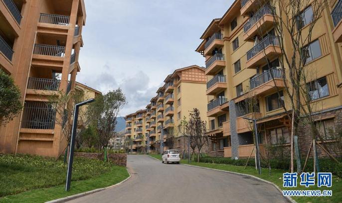 搬下山的人們，住進(jìn)了有彝族傳統(tǒng)建筑風(fēng)格的新社區(qū)（8月11日攝）。 新華社記者 李賀 攝