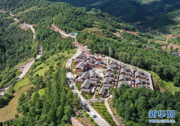 坐落在四川省涼山彝族自治州昭覺縣三岔河鄉(xiāng)的三河新村定居點(diǎn)房屋錯(cuò)落有致、環(huán)境優(yōu)美（8月10日攝，無人機(jī)照片）。 新華社記者 李賀 攝