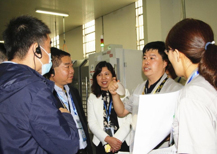 工作人員現(xiàn)場講解企業(yè)生產過程質量追溯體系（賀一辰 攝）