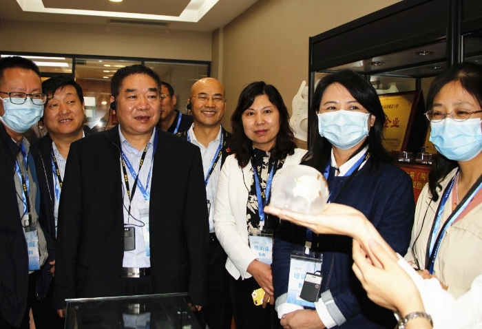 解說員現(xiàn)場講解相關產品在顱頜面外科領域使用情況（賀一辰 攝）