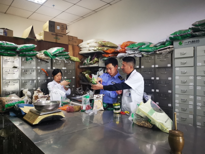 圖為工作人員檢查現(xiàn)場(chǎng)。