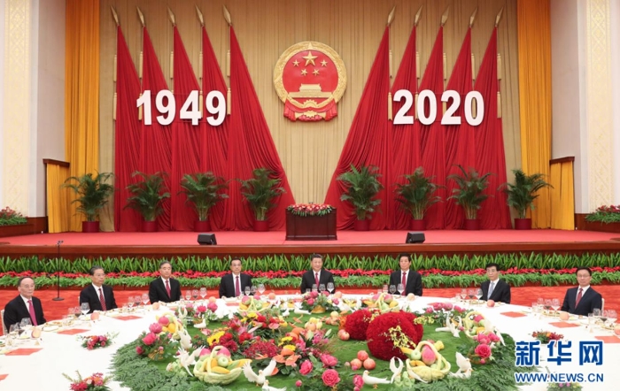 9月30日晚，國(guó)務(wù)院在北京人民大會(huì)堂舉行國(guó)慶招待會(huì)，熱烈慶祝中華人民共和國(guó)成立七十一周年。習(xí)近平、李克強(qiáng)、栗戰(zhàn)書、汪洋、王滬寧、趙樂際、韓正、王岐山等黨和國(guó)家領(lǐng)導(dǎo)人與中外人士歡聚一堂，共慶共和國(guó)華誕。 新華社記者 姚大偉 攝