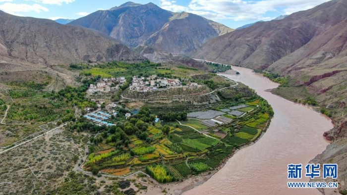 空中俯瞰西藏昌都察雅縣卡貢鄉(xiāng)卡貢村苗圃產(chǎn)業(yè)基地（9月28日攝，無人機照片）。西藏昌都察雅縣卡貢鄉(xiāng)卡貢村苗圃產(chǎn)業(yè)基地占地2000畝，主要以苗圃種植和生態(tài)林建設(shè)為主。苗圃種植基地通過土地流轉(zhuǎn)費及務(wù)工報酬，為當(dāng)?shù)?0戶100余名群眾脫貧致富提供了堅強的保障。 新華社記者 晉美多吉 攝