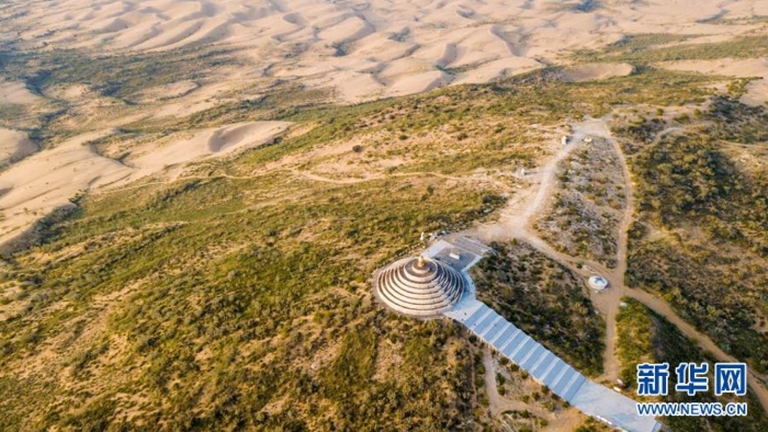 內(nèi)蒙古鄂爾多斯達(dá)拉特旗銀肯塔拉的防風(fēng)固沙林（2018年7月31日攝，無人機照片）。新華社記者 彭源 攝