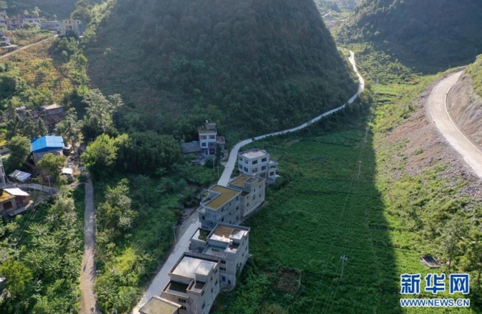 貴州省紫云苗族布依族自治縣大營鎮(zhèn)大營村不少民居樓頂都用于存蓄雨水（8月25日攝，無人機(jī)照片）。新華社記者 劉續(xù) 攝