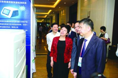 9月23日，浙江省副省長陳奕君（左二），省市場監(jiān)管局黨委書記、局長章根明（左一），省藥監(jiān)局黨組書記、局長徐潤龍（右一）參觀2020首屆藥品安全科學監(jiān)管與創(chuàng)新發(fā)展峰會外場展區(qū)。