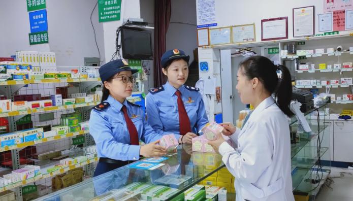 圖為該局執(zhí)法人員正在對一款滋補(bǔ)類藥品的外包裝標(biāo)識信息等進(jìn)行核對檢查。