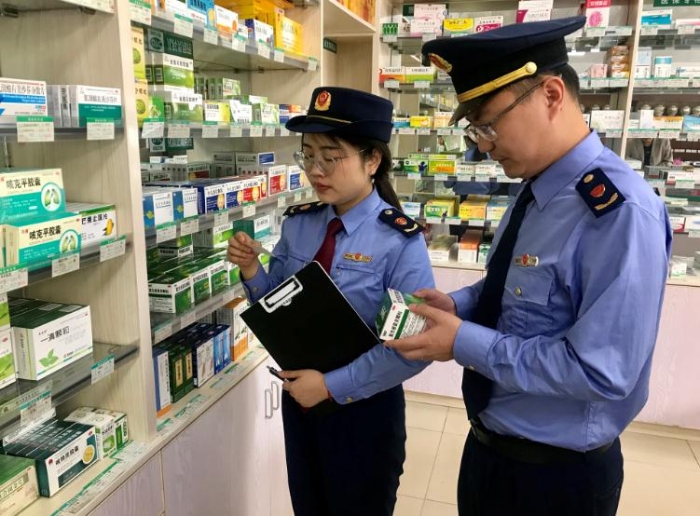 圖為該局執(zhí)法人員在一家藥店檢查藥品儲存條件是否達(dá)標(biāo)。