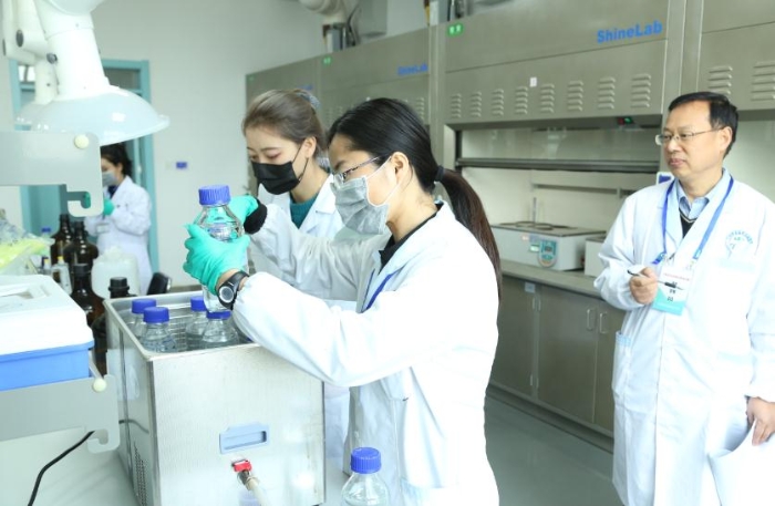 圖為在檢驗操作技能考核環(huán)節(jié)中，參賽選手正在做藥品檢測。（丁怡媛攝）