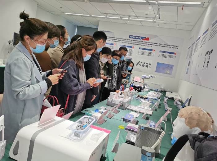 企業(yè)和媒體代表正在了解器審中心近年審評的創(chuàng)新醫(yī)療器械產(chǎn)品。 落楠攝.