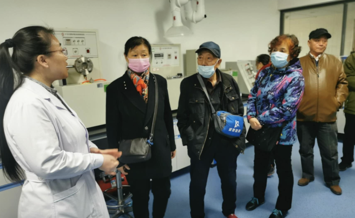 寧夏藥品檢驗(yàn)研究院檢驗(yàn)人員向參觀者講解檢驗(yàn)儀器的作用和操作方法