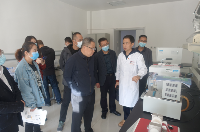 參加活動人員參觀自治區(qū)藥品檢驗研究院醫(yī)療器械實驗室