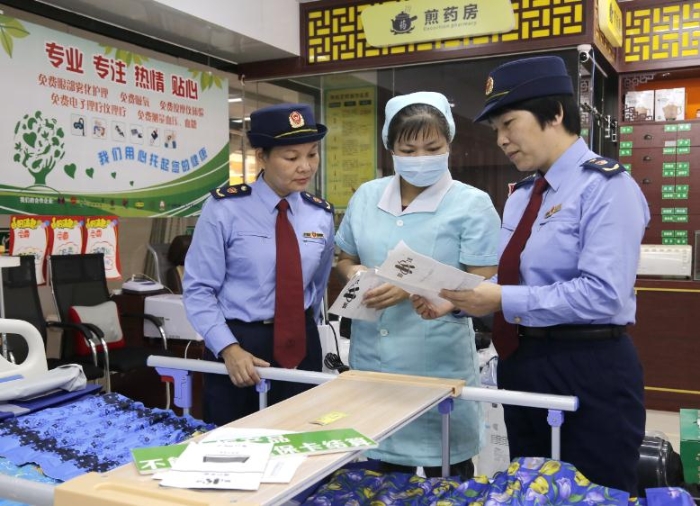 廣西防城港市深入企業(yè)檢查醫(yī)療器械經營企業(yè)