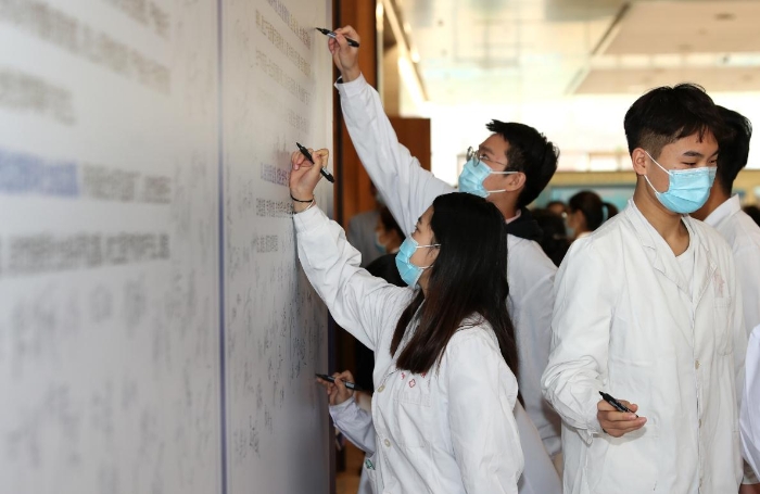 2020年“全國安全用藥月”陜西啟動儀式現(xiàn)場，醫(yī)療機構工作人員在承諾墻上簽字（趙光 攝）