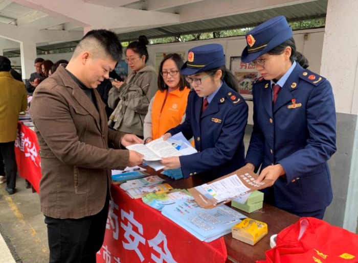 圖為該分局執(zhí)法人員在現(xiàn)場(chǎng)發(fā)放相關(guān)宣傳資料。