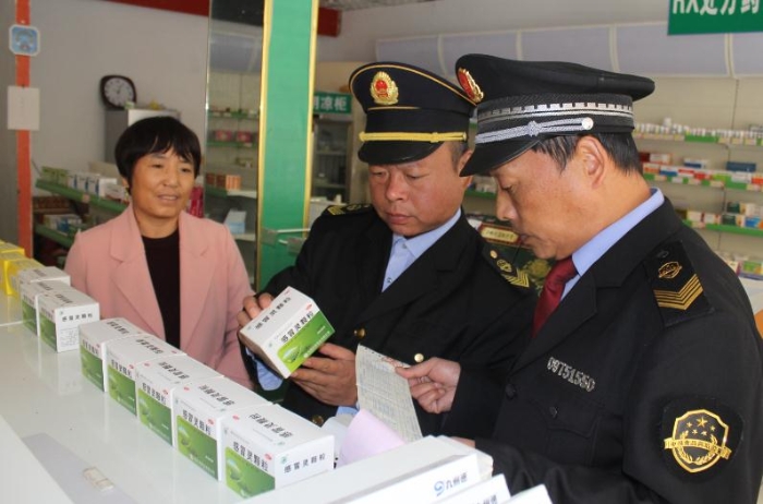 圖為該局執(zhí)法人員在一藥店進行執(zhí)法檢查。