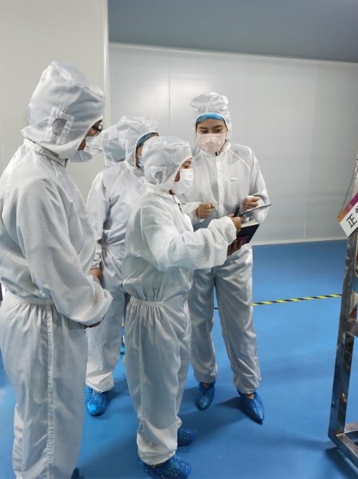 圖2：模擬檢查現(xiàn)場，檢查員查看企業(yè)生產(chǎn)記錄。國家藥監(jiān)局高研院供圖