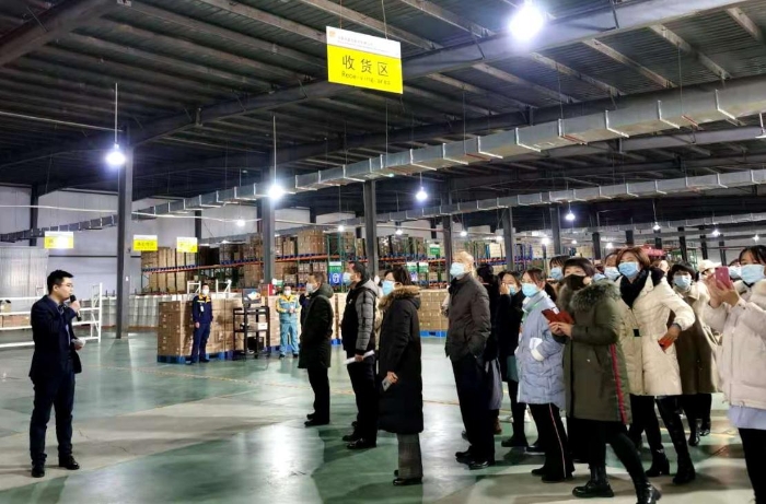 參會人員現(xiàn)場觀摩藥品批發(fā)企業(yè)。