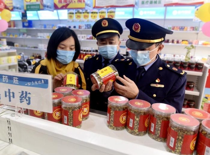圖為該局馬鞍街道執(zhí)法人員在一家藥店檢查中藥飲片銷售情況。