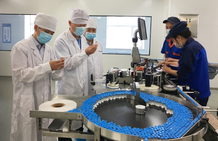 圖3為執(zhí)法人員加強(qiáng)藥品生產(chǎn)企業(yè)質(zhì)量及安全生產(chǎn)管理。