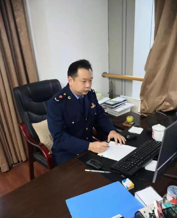 韓剛毅，現(xiàn)為溫州市市場監(jiān)管局藥品認證檢查中心主任，從2003年開始從事醫(yī)療器械監(jiān)管工作，國家級第四批醫(yī)療器械檢查員。