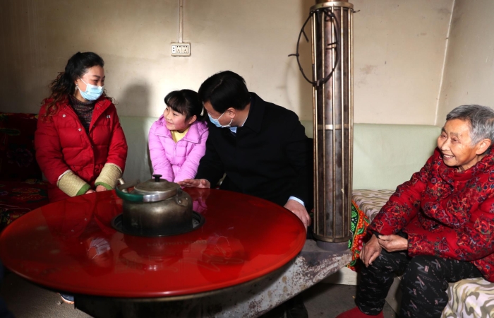 與群眾一起拉家常，談變化，深入了解生產(chǎn)、生活情況 趙光攝