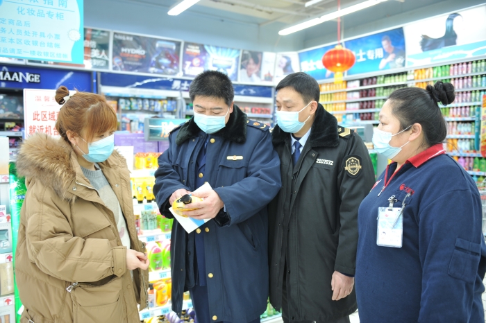 遼寧錦州 開展節(jié)前化妝品安全檢查  圖為該局工作人員在錦州大潤發(fā)古塔店化妝品專柜進行檢查_7264 (1)