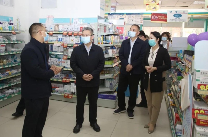 檢查組在南寧市藥品經(jīng)營企業(yè)開展檢查
